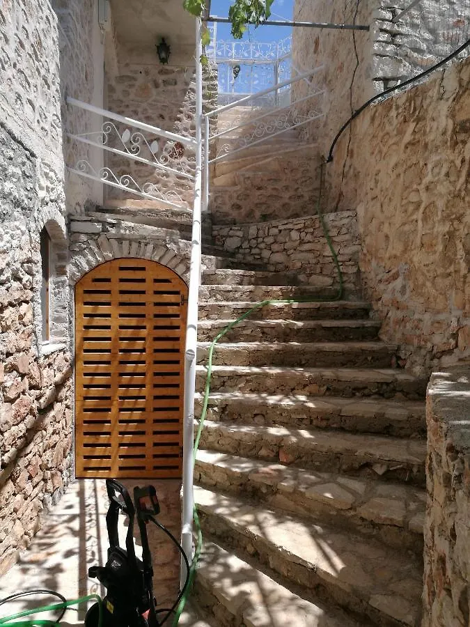 Stone Build Rooms Qeparo 0*,