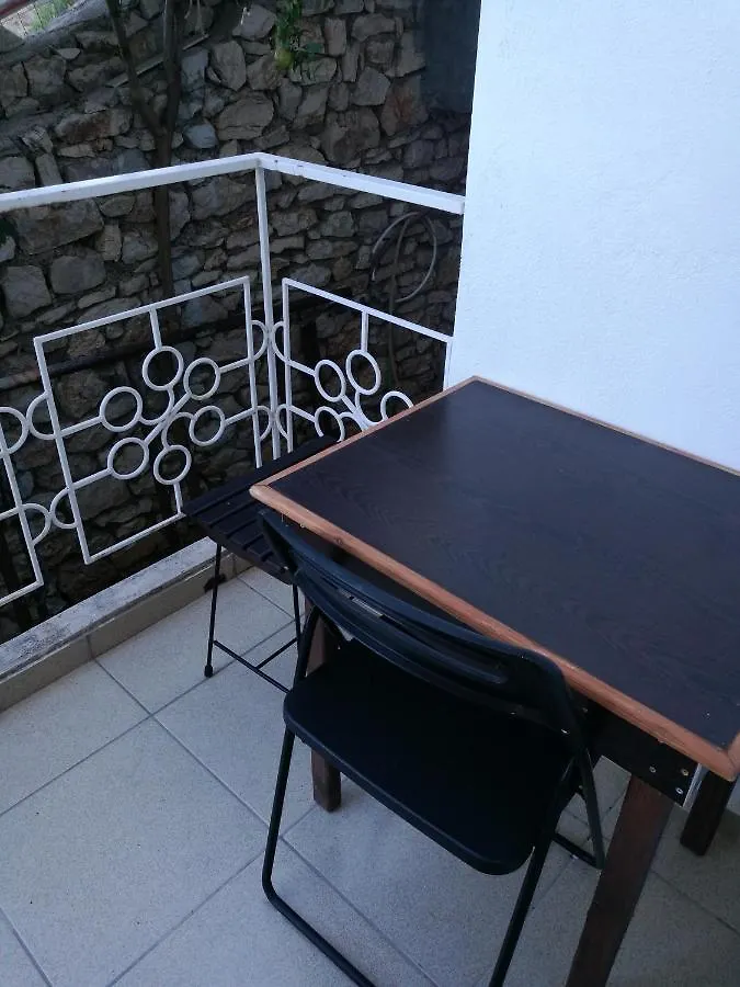 Stone Build Rooms Qeparo 0*,