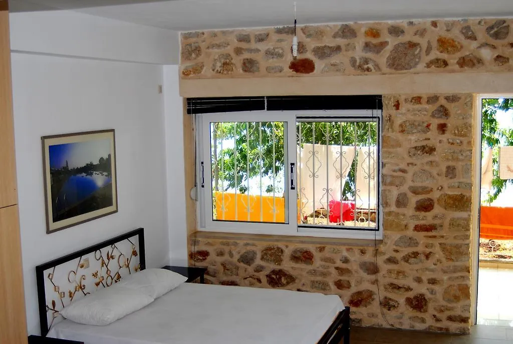 Stone Build Rooms Qeparo 0*,  Albania